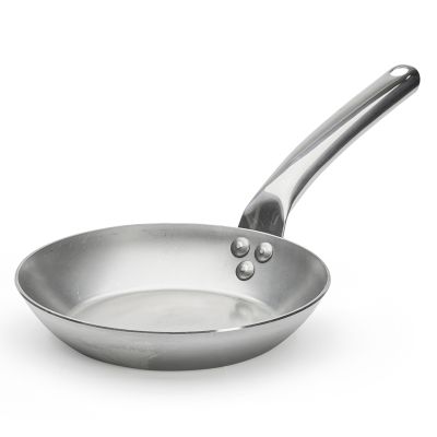 Patelnia okrągła z uchwytem wentylowanym śr. 20 cm CARBONE PLUS - DE BUYER